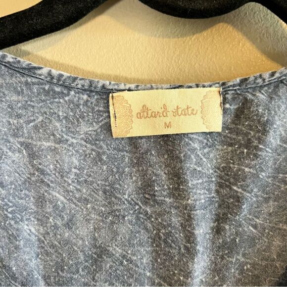 ✨ Altar’d State Women’s Blue Stone Wash Top Medium - Picture 4 of 8